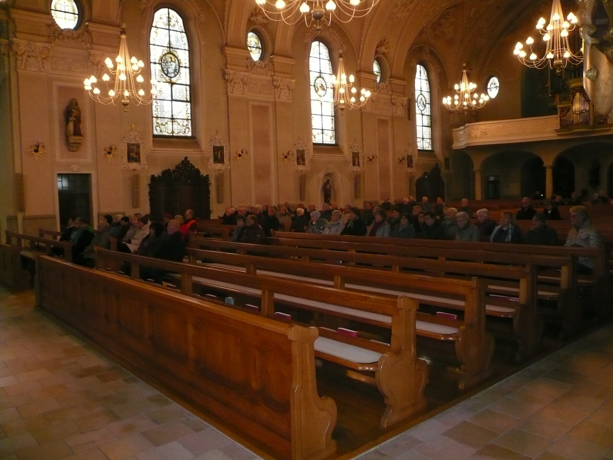 V Seniorenbund Ortsgruppe Höchst  feiert Dank- und Gedenkgottesdienst in der Pfarrkirche Höchst.